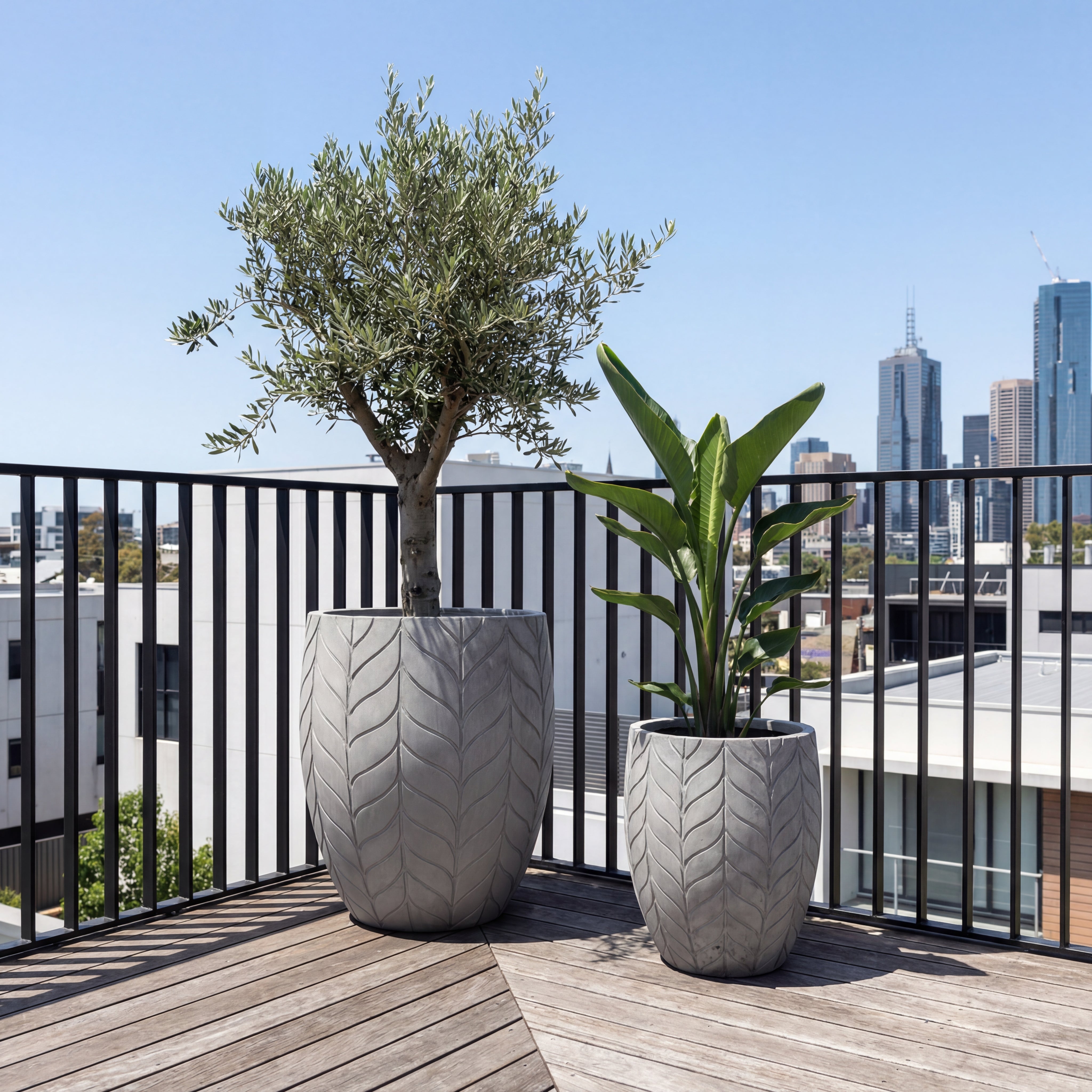 Stylový betonový květináč ESSENCE v interiéru