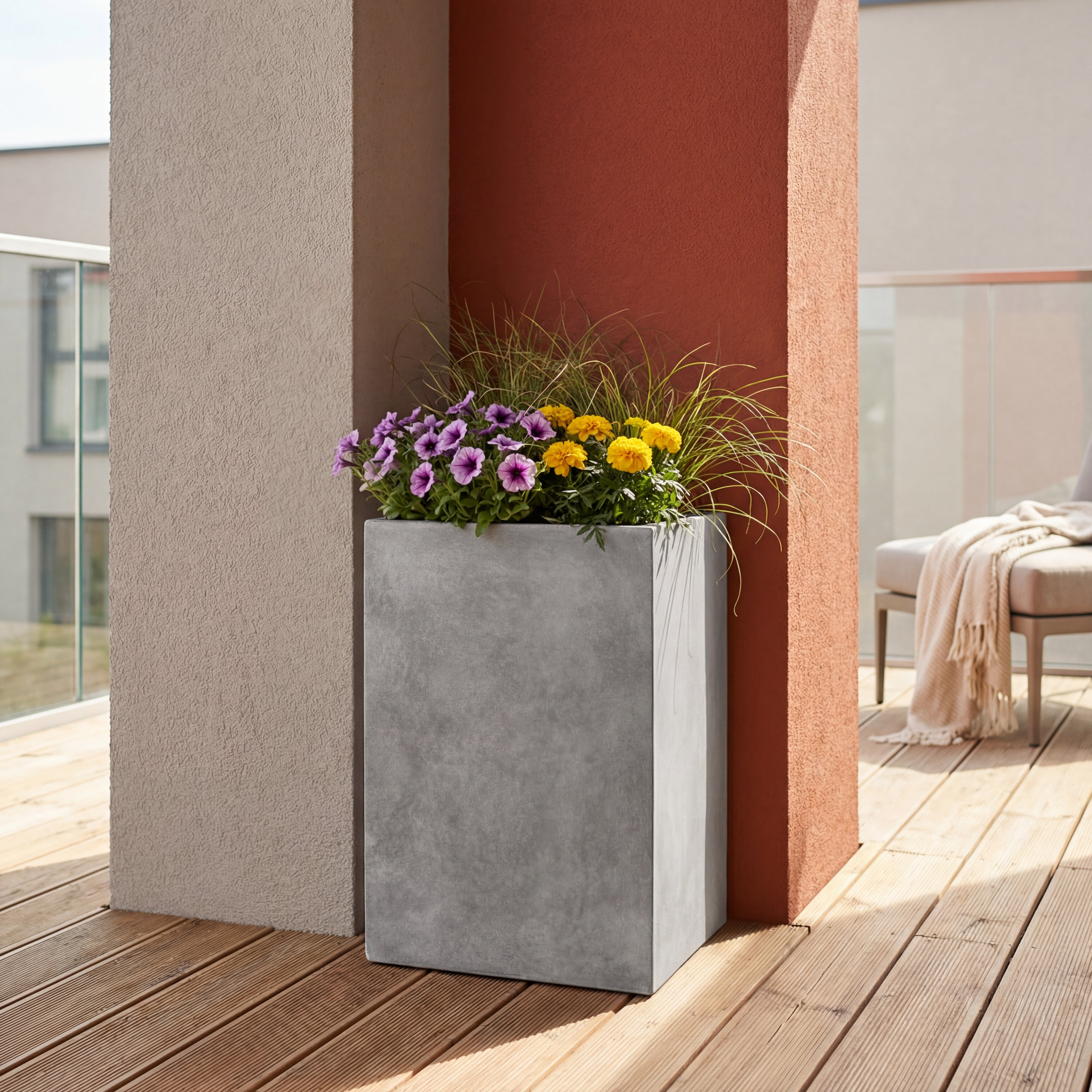 Stylový betonový květináč KUBIX v interiéru