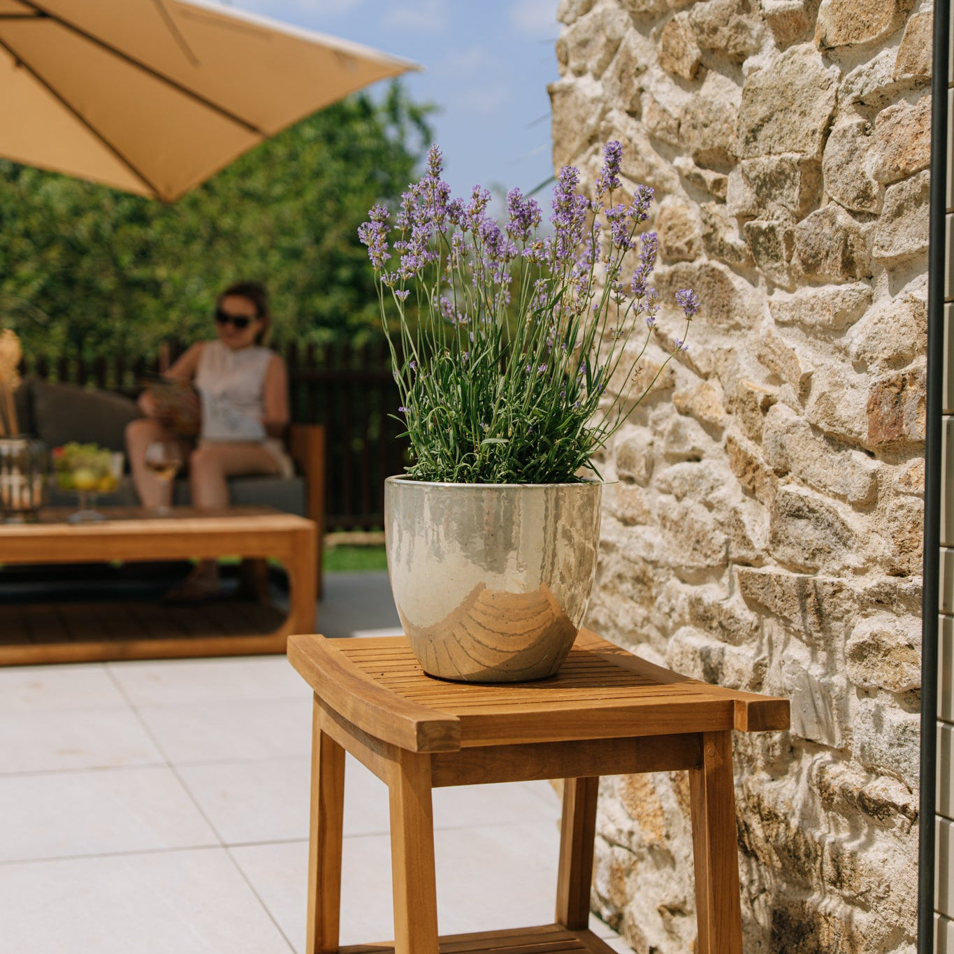 Keramický květináč LANCELOT perleťová – styl Provence, robustní a elegantní