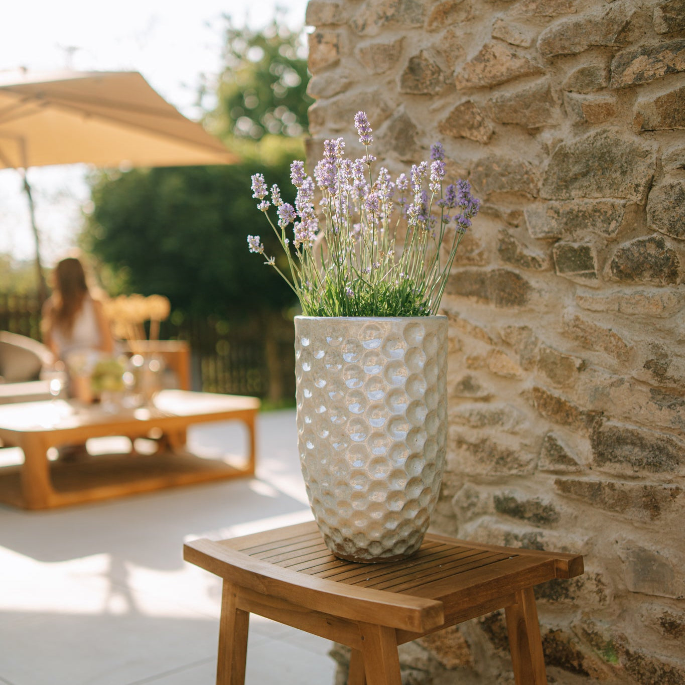 Keramický květináč MEROVEE perleťová – styl Provence, robustní a elegantní