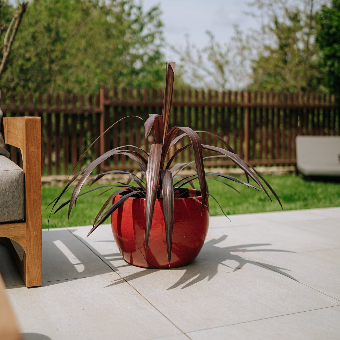 Keramicky květináč Romulus - Tropická červená