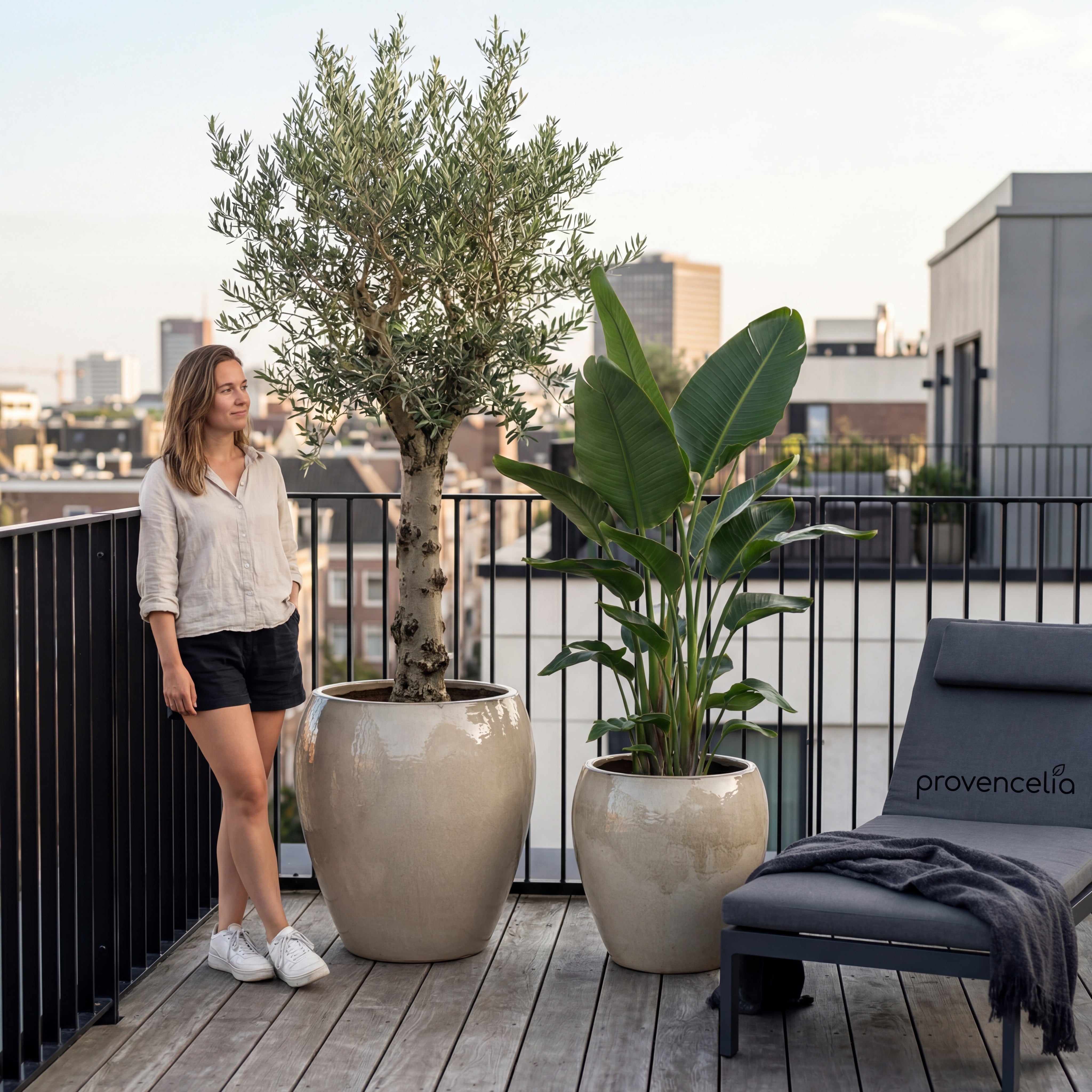 Stylový keramický květináč LAFONTAINE v interiéru