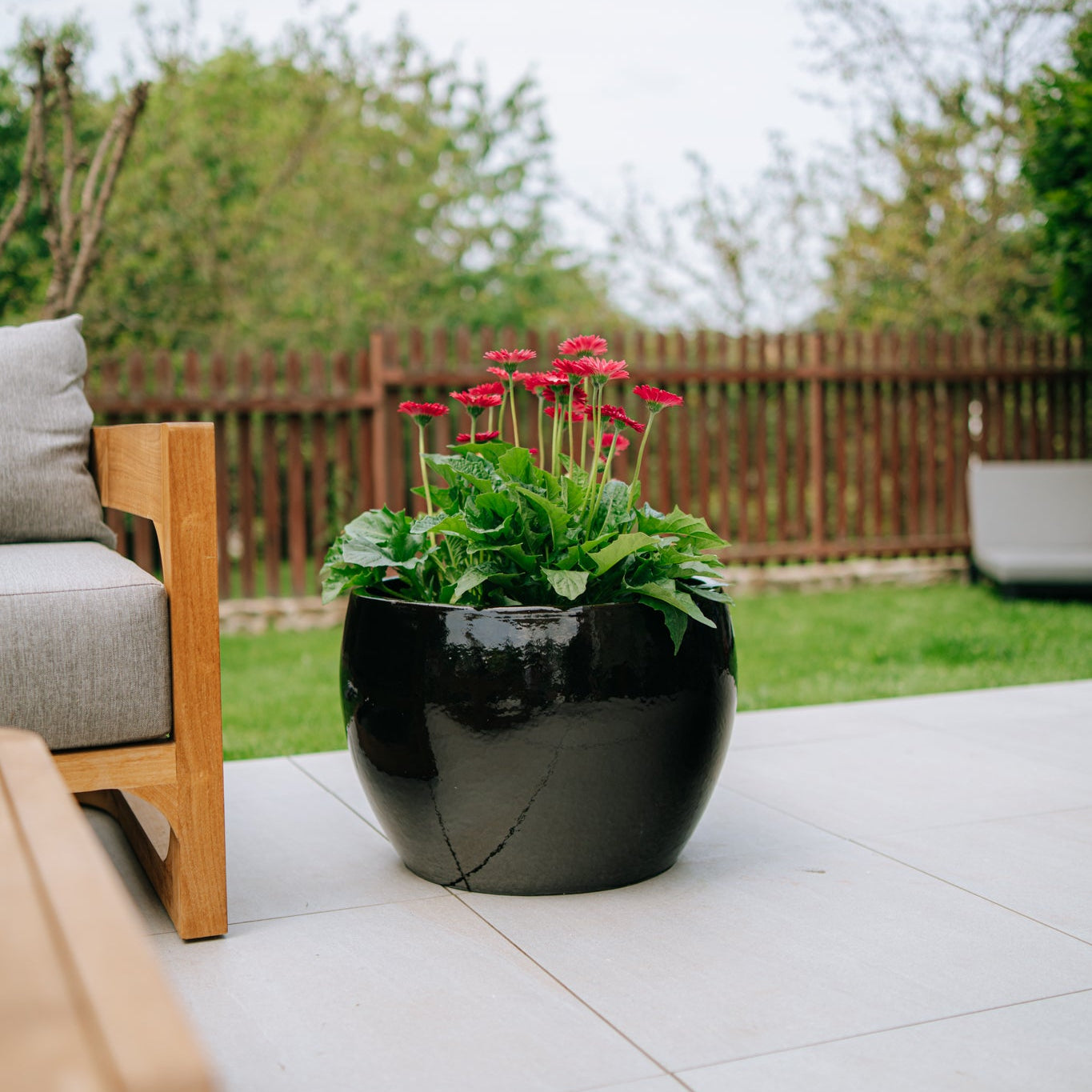 Keramicky květináč Romulus - Černá