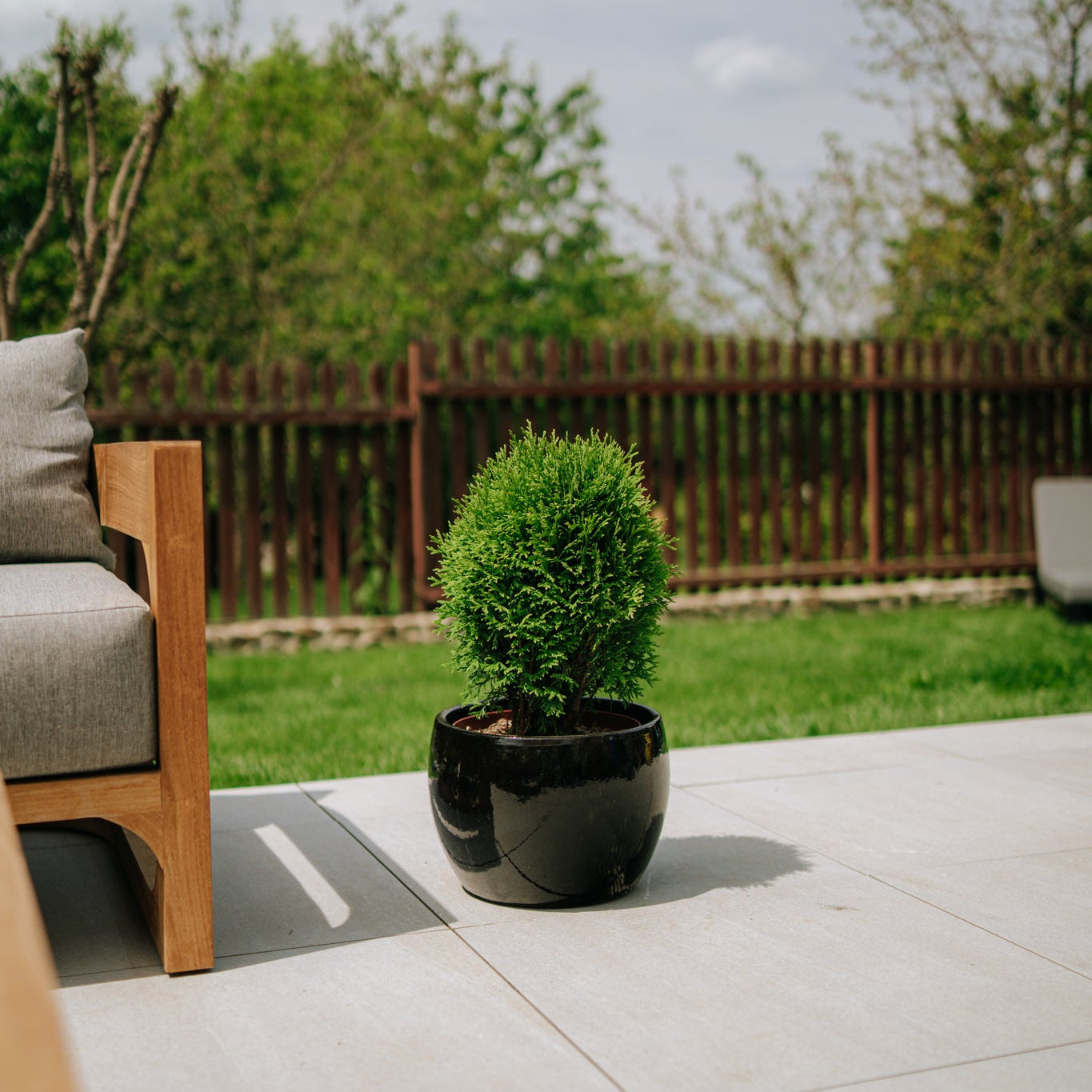 Keramicky květináč Romulus - Černá