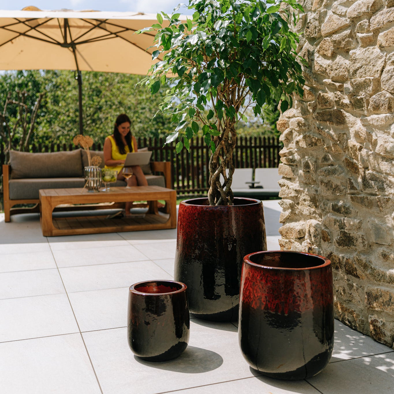 Keramický květináč DIANE Červeno černá – styl Provence, robustní a elegantní