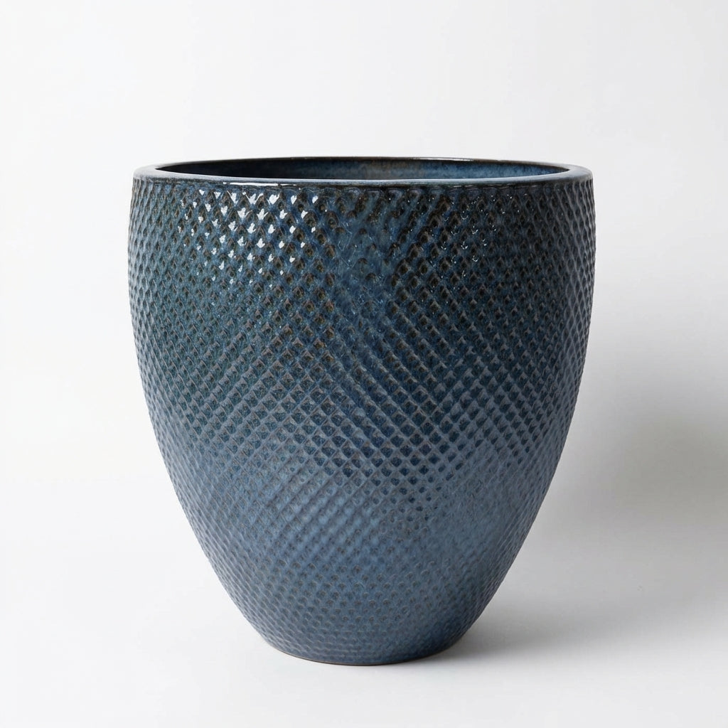 Studiová produktová fotografie glazovaného keramického květináče Signac v barvě antická modrá na čistě bílém pozadí