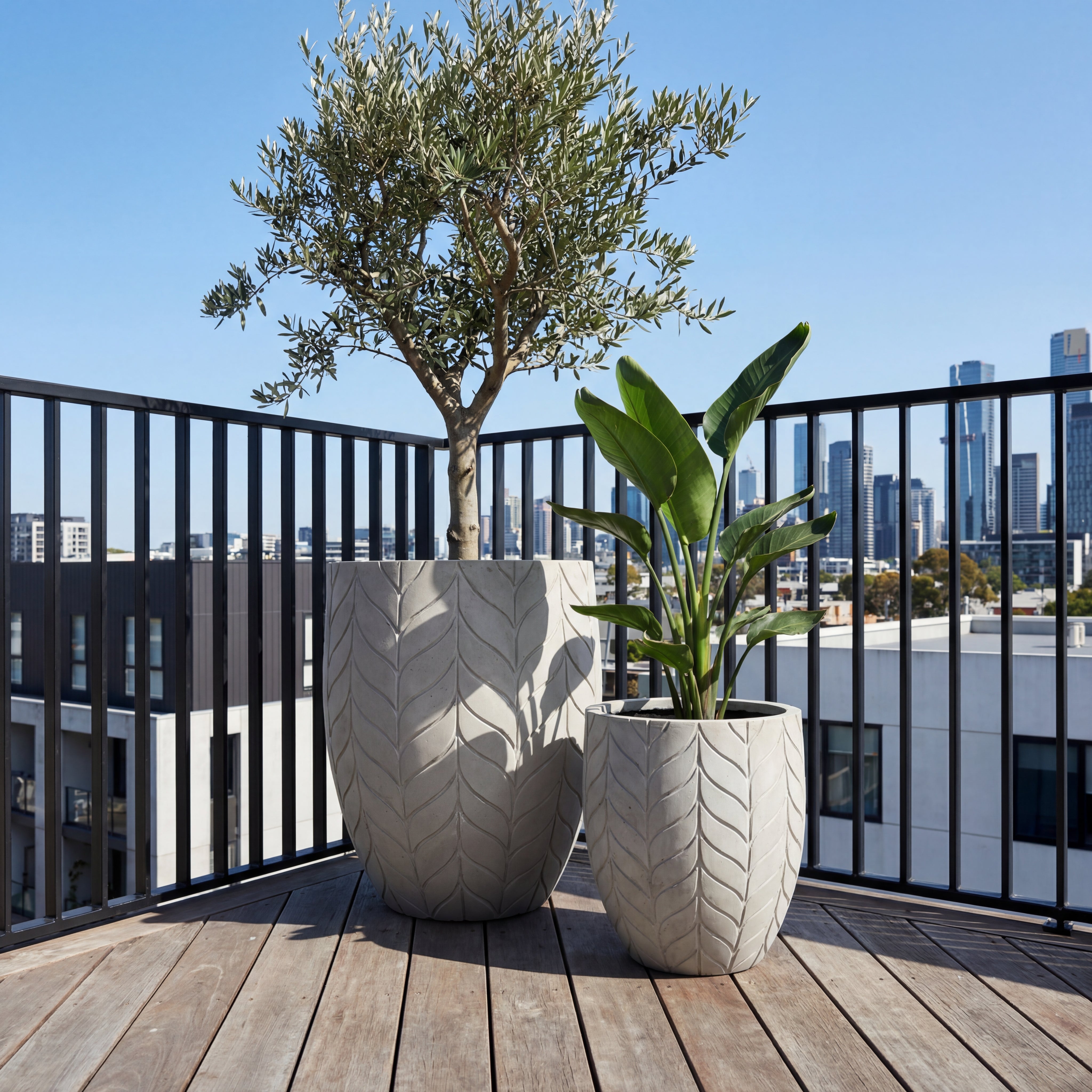 Stylový betonový květináč ESSENCE v interiéru