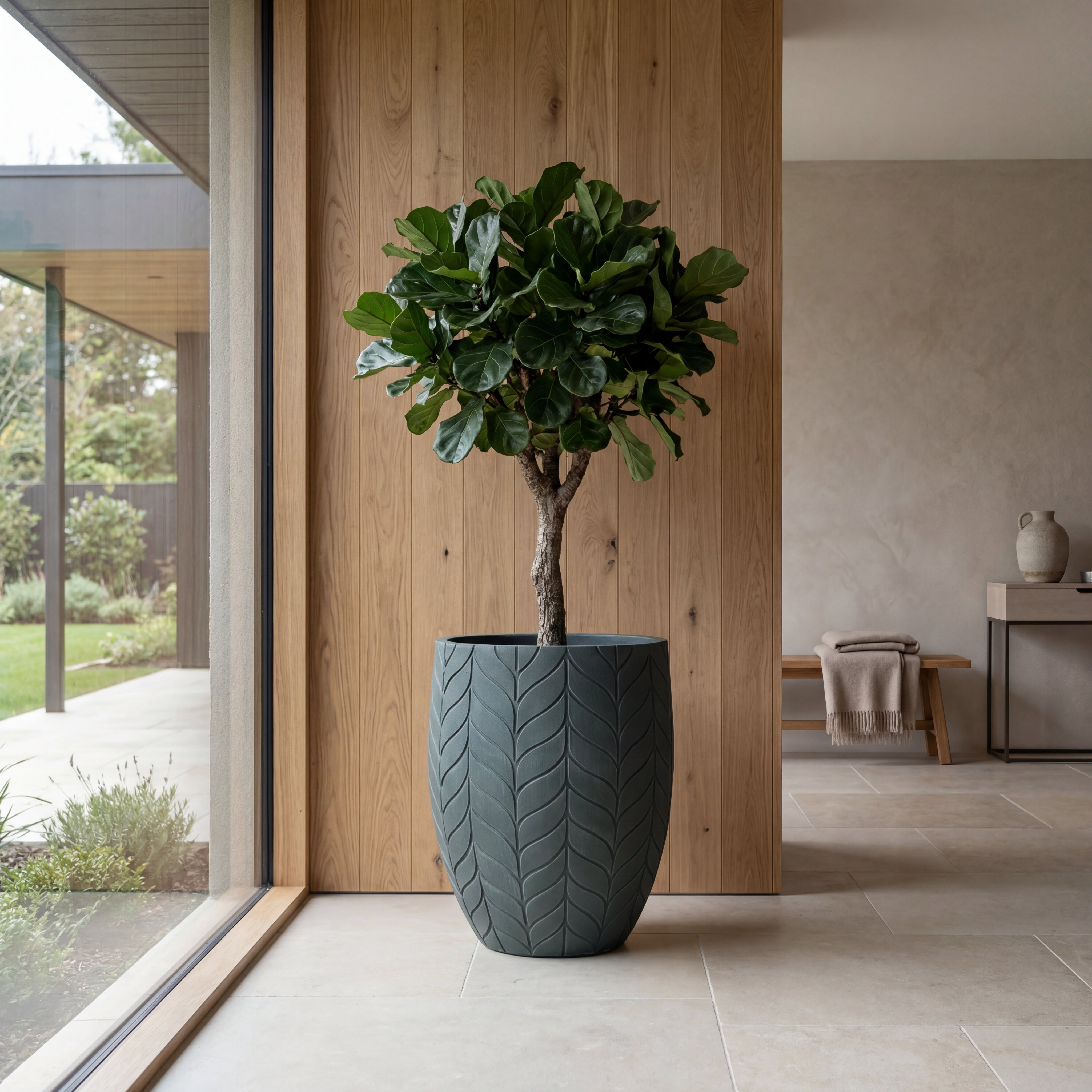 Stylový betonový květináč ESSENCE v interiéru