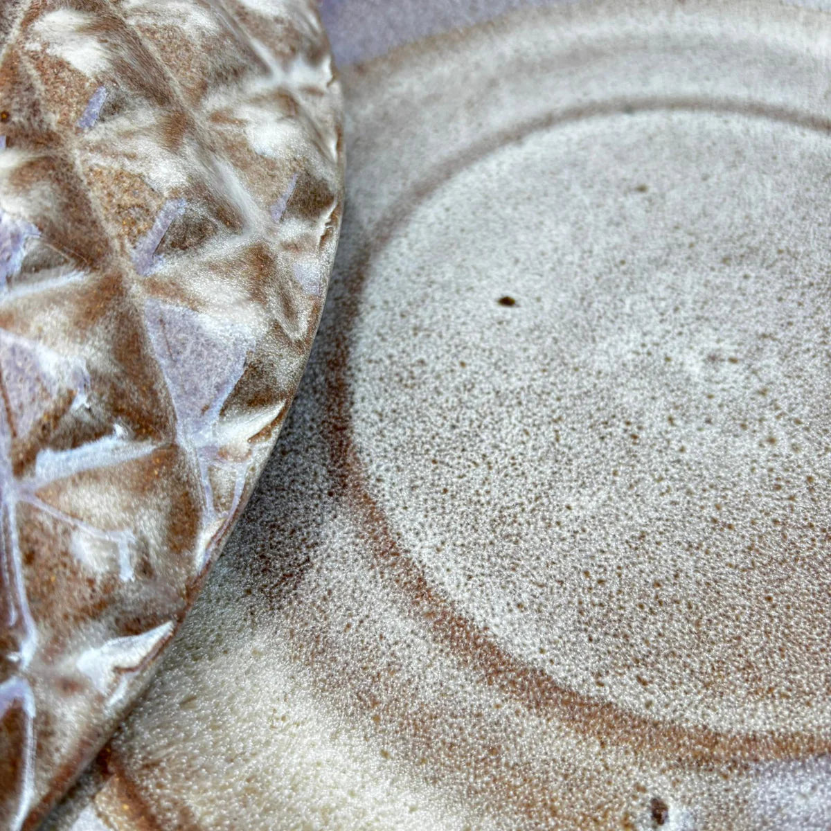 Podmiska pod květináč - Broušený bronz se vzorem