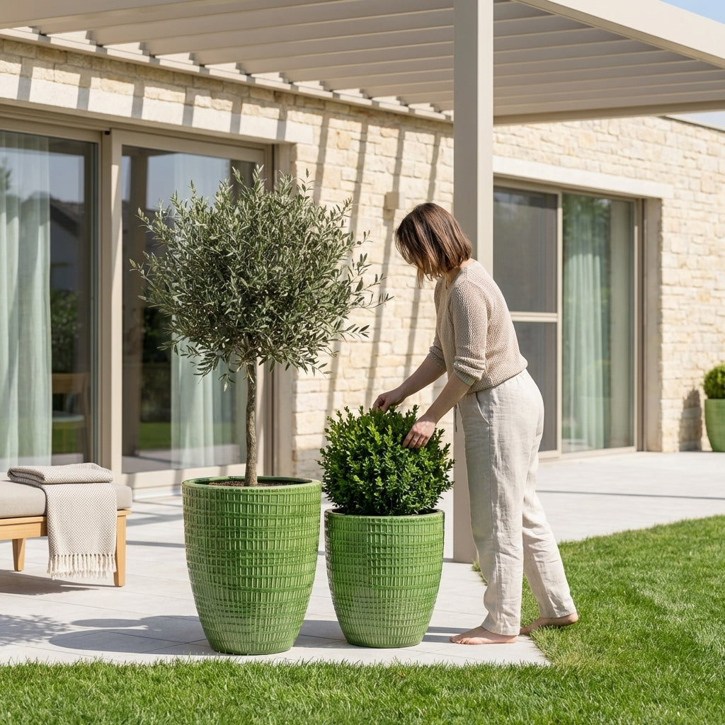 Detailní záběr na velký Keramický květináč Verne - Zelený osázený malým stromkem na prosluněné moderní terase.