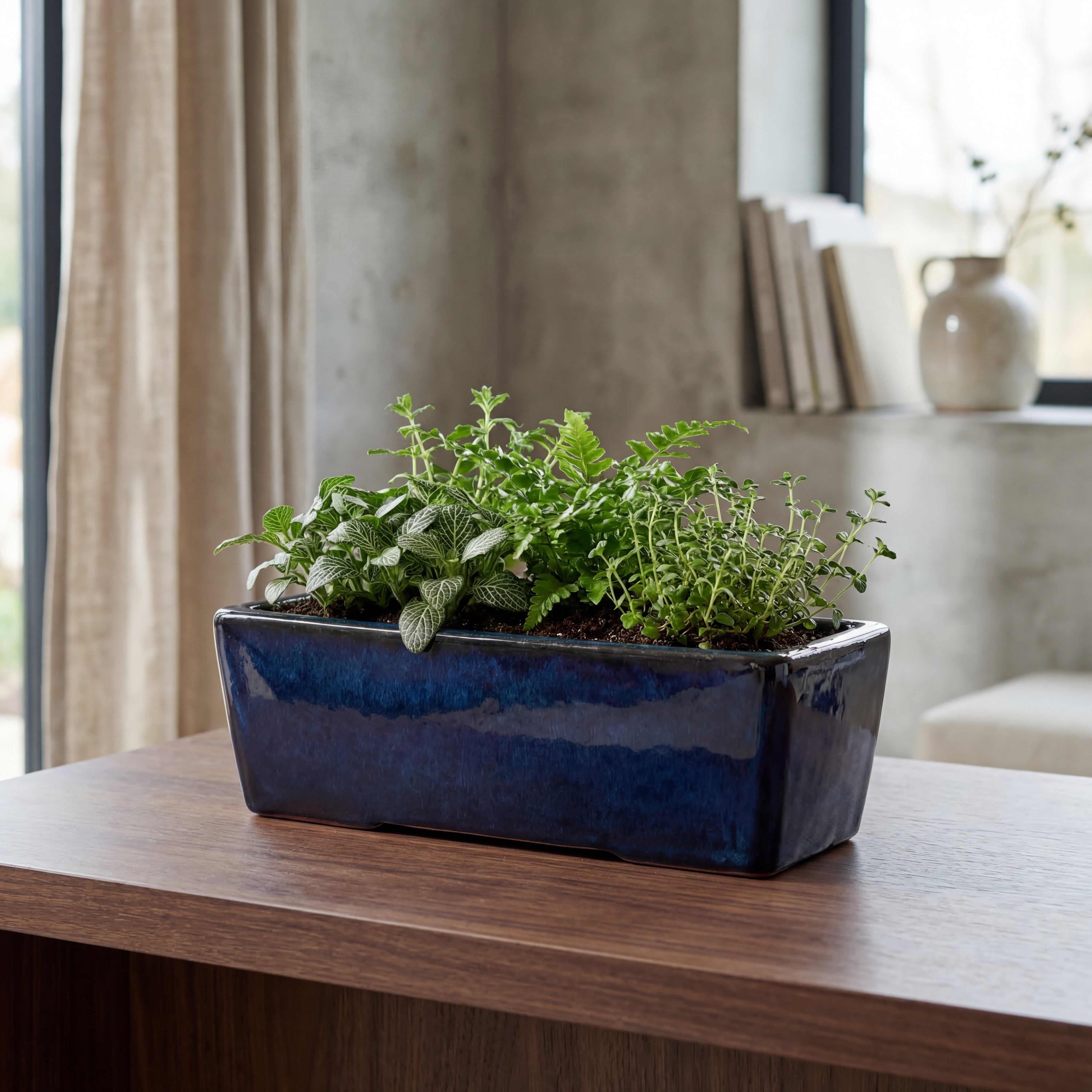 Detailní záběr na keramický truhlík GIONO v safírové barvě