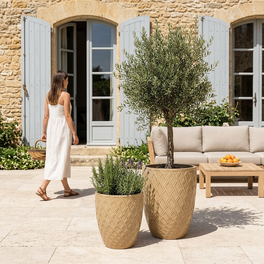 Detailní pohled na velký Keramický květináč Zeus - Pískovaný bronz s olivovníkem. Lesklá glazura a ozdobný reliéf na kamenné terase vily.