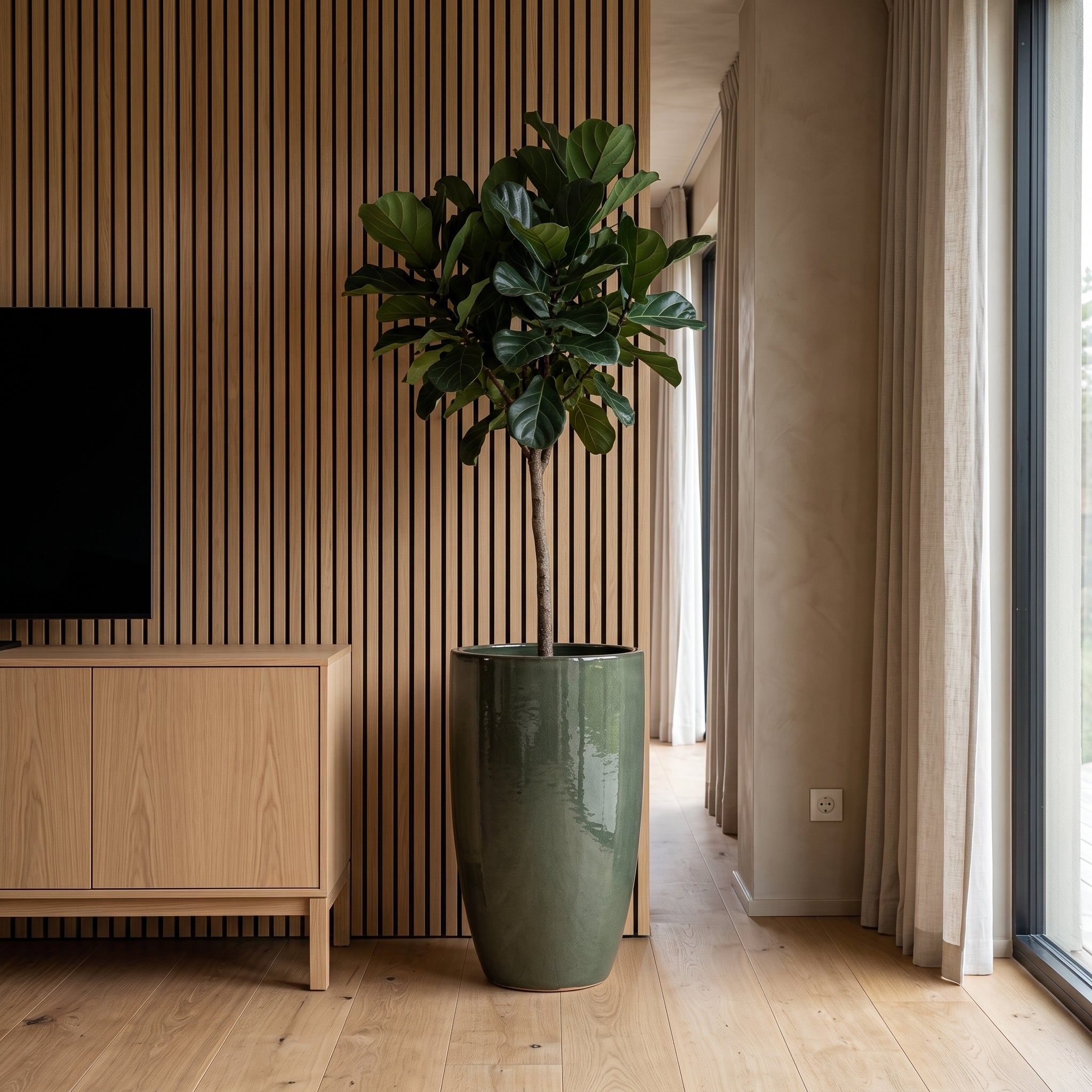 Ručně vyráběný vysoký keramický květináč Eiffel2 Khaki XXL (37 x 70 cm) s fíkusem lyrata v luxusním dřevěném Japandi interiéru.