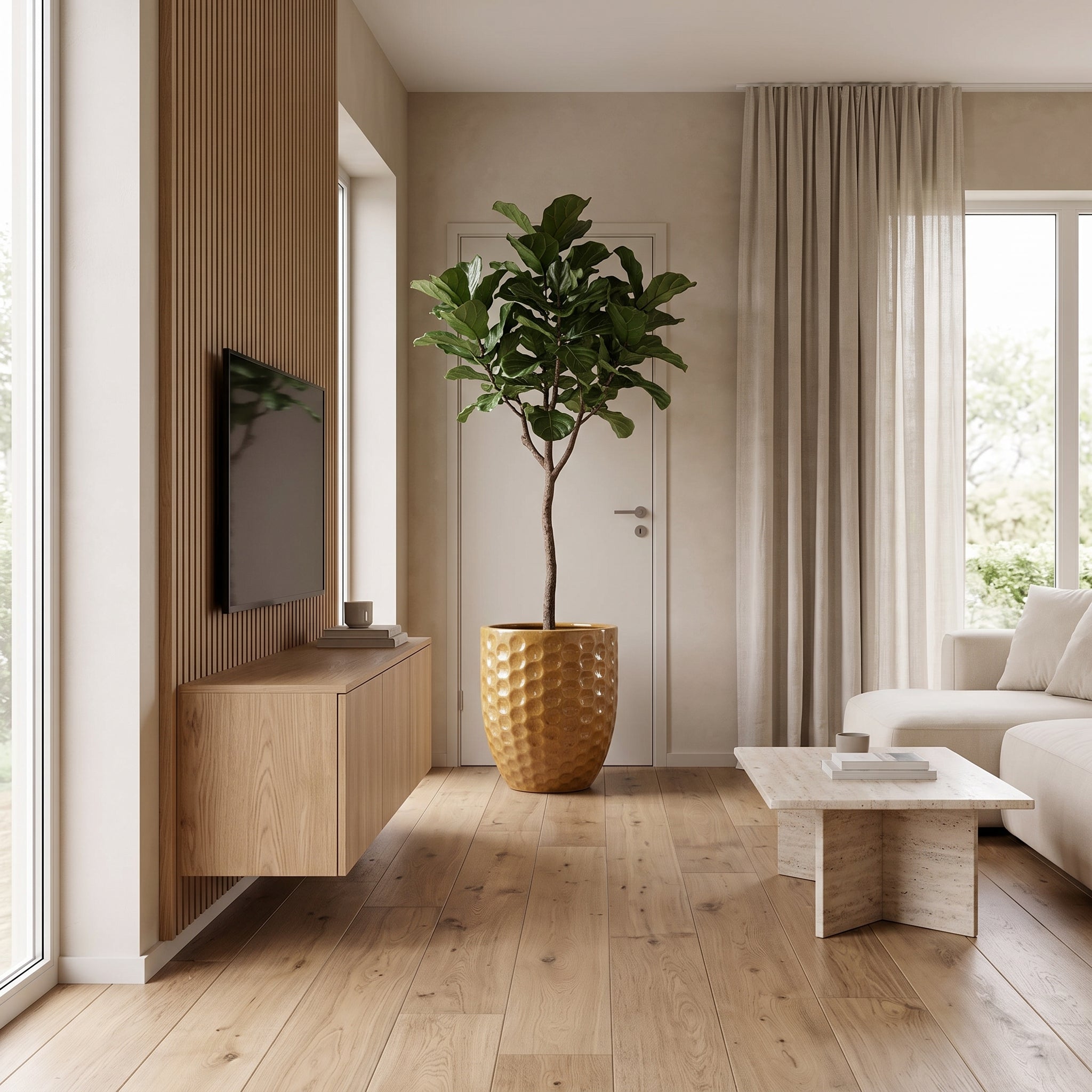 Keramický květináč MEROVEE - Pouštní žlutá - XXL (55 x 65 cm) s rostlinou Ficus lyrata v prémiovém skandinávském obývacím pokoji.