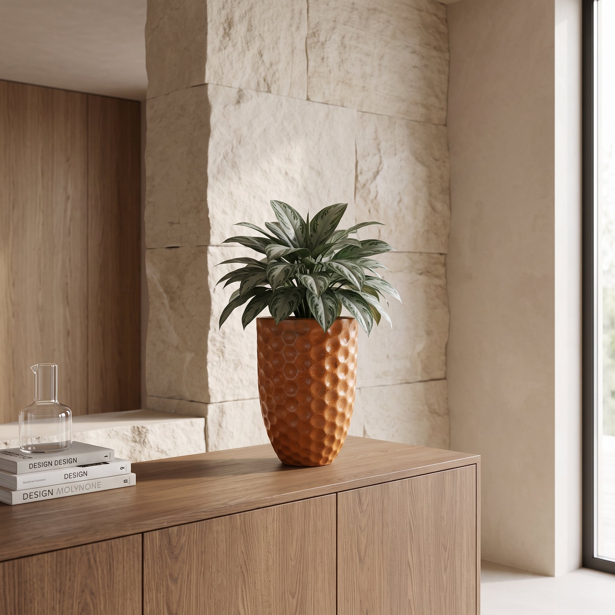 Keramický květináč MEROVEE - Antická rez - M (23 x 35 cm) s rostlinou Aglaonema na luxusní dřevěné polici ve světlém skandinávském interiéru.