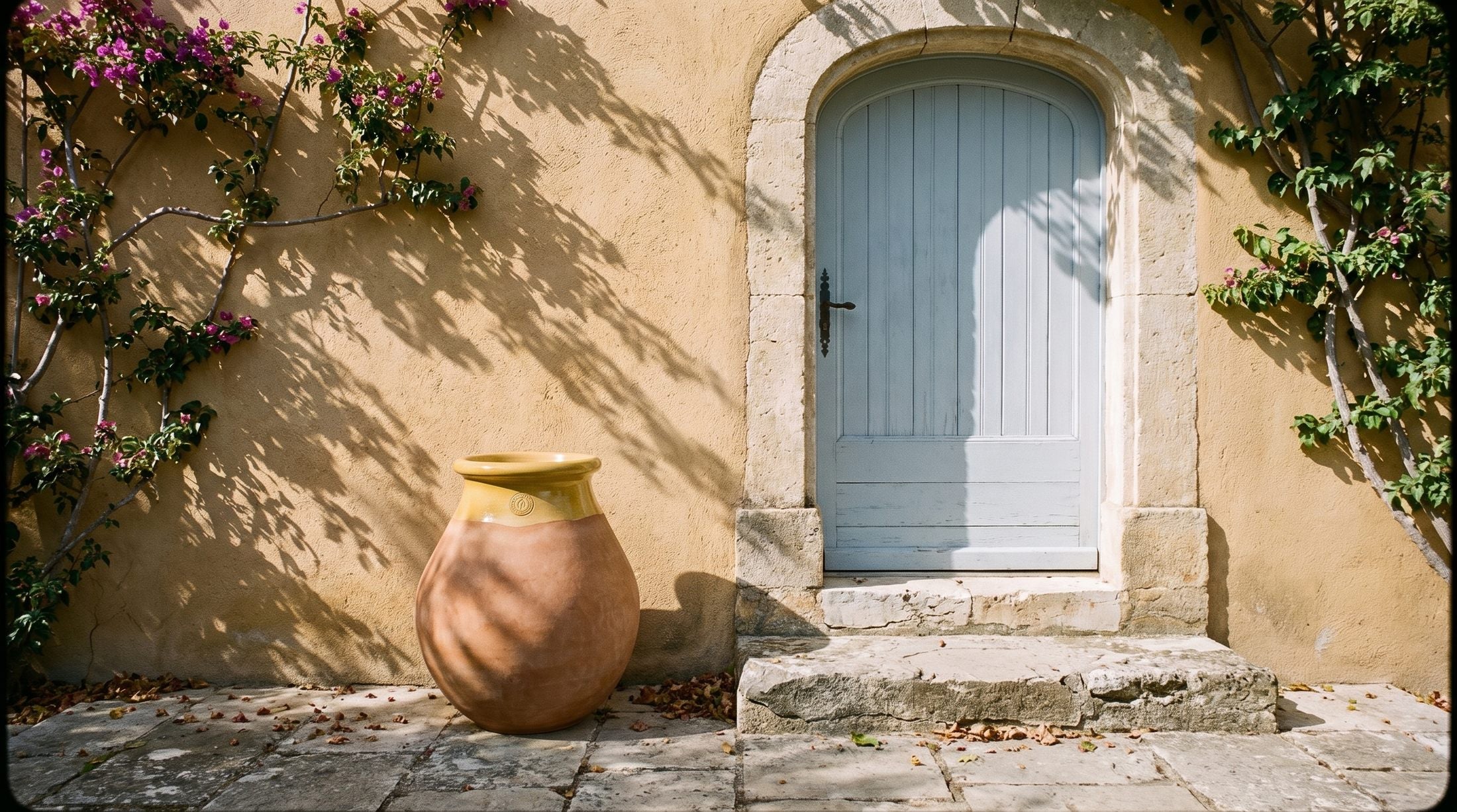 Provensálský biot Made in Provence — terakota cérusée s medovým límcem