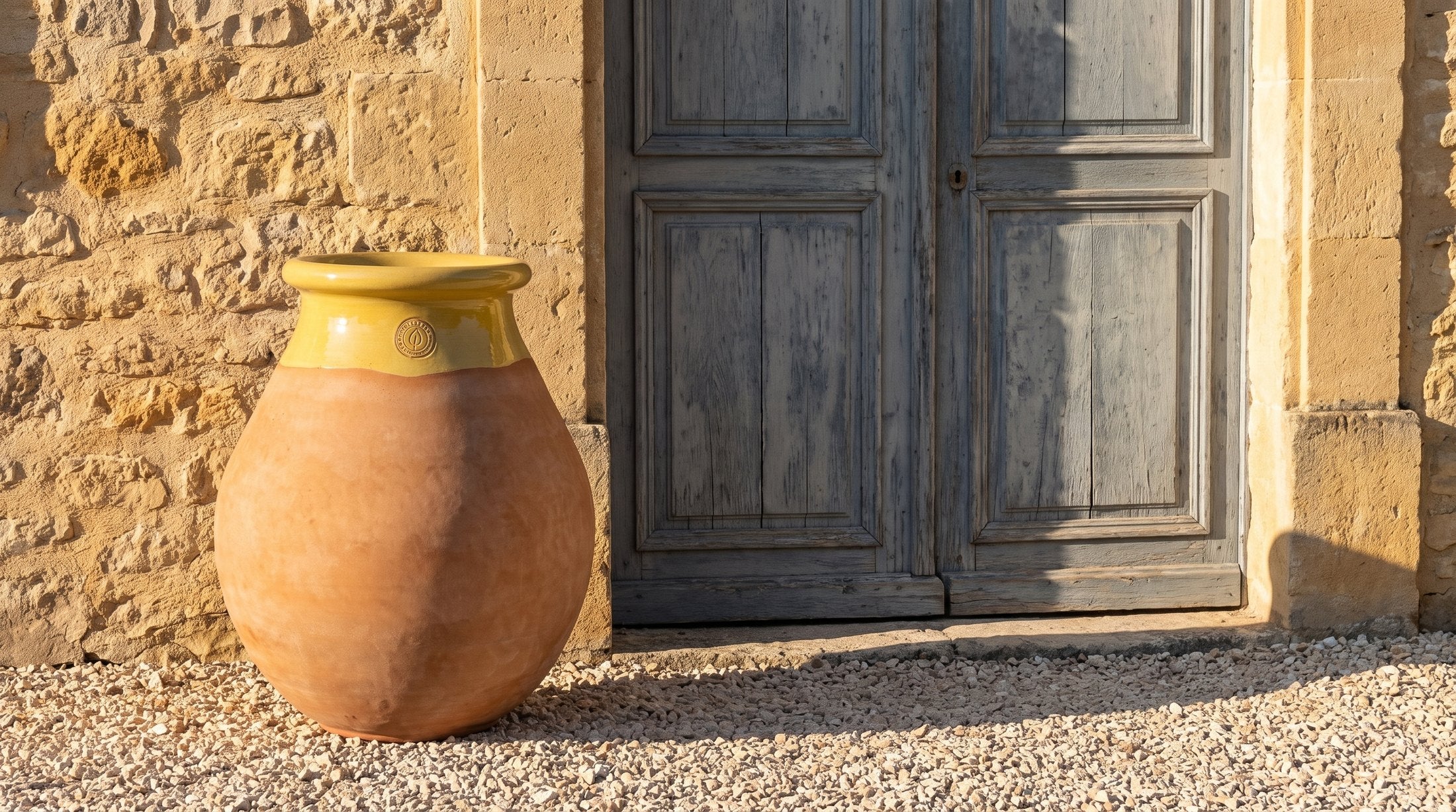 Provensálský biot Made in Provence — terakota cérusée s medovým límcem