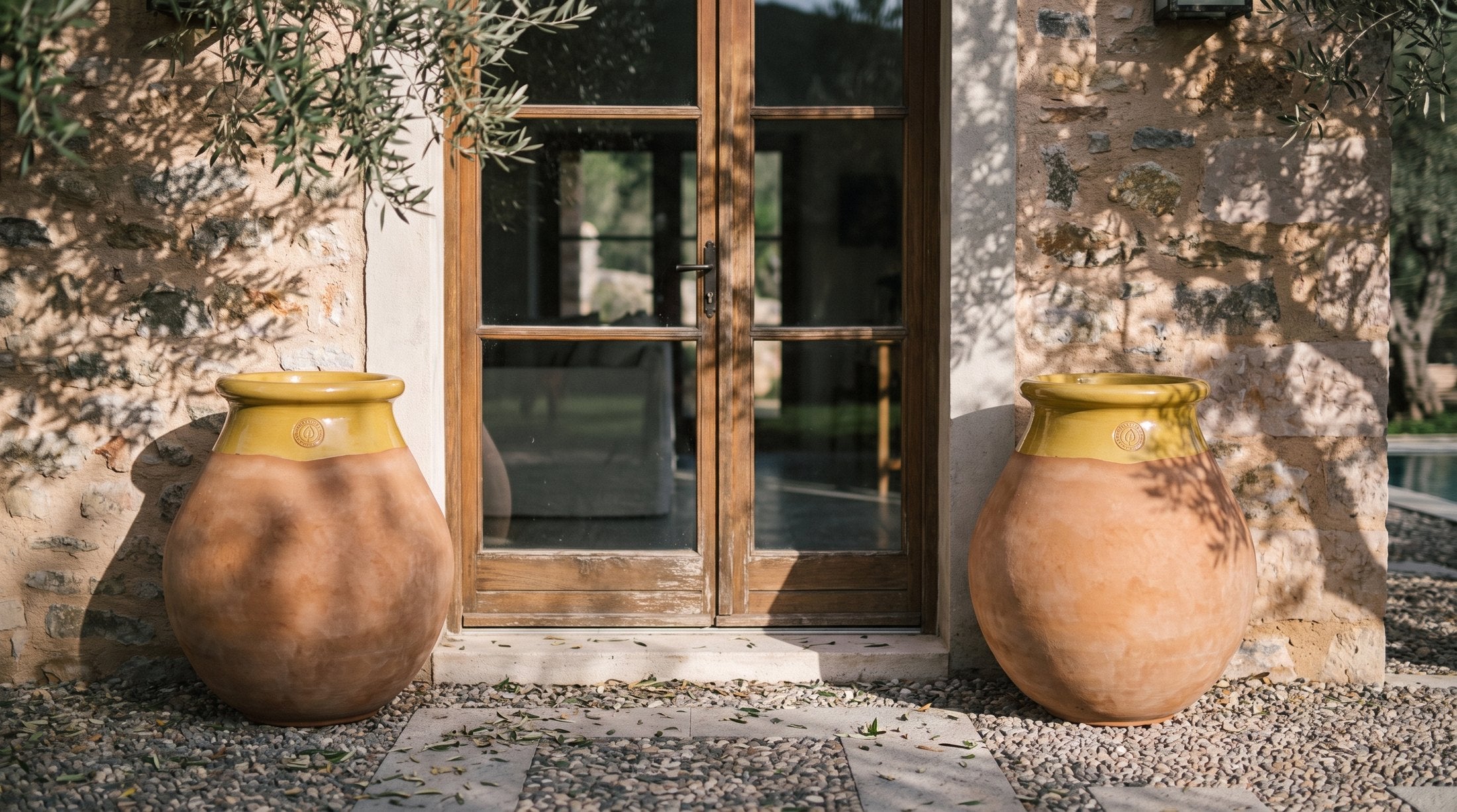 Dva prázdné bioty Made in Provence lemují vchod středomořské vily