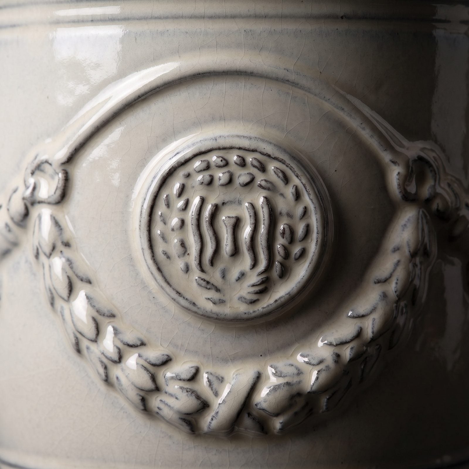 Detail glazury Krémová na girlandě a pečeti květináče RICHELIEU