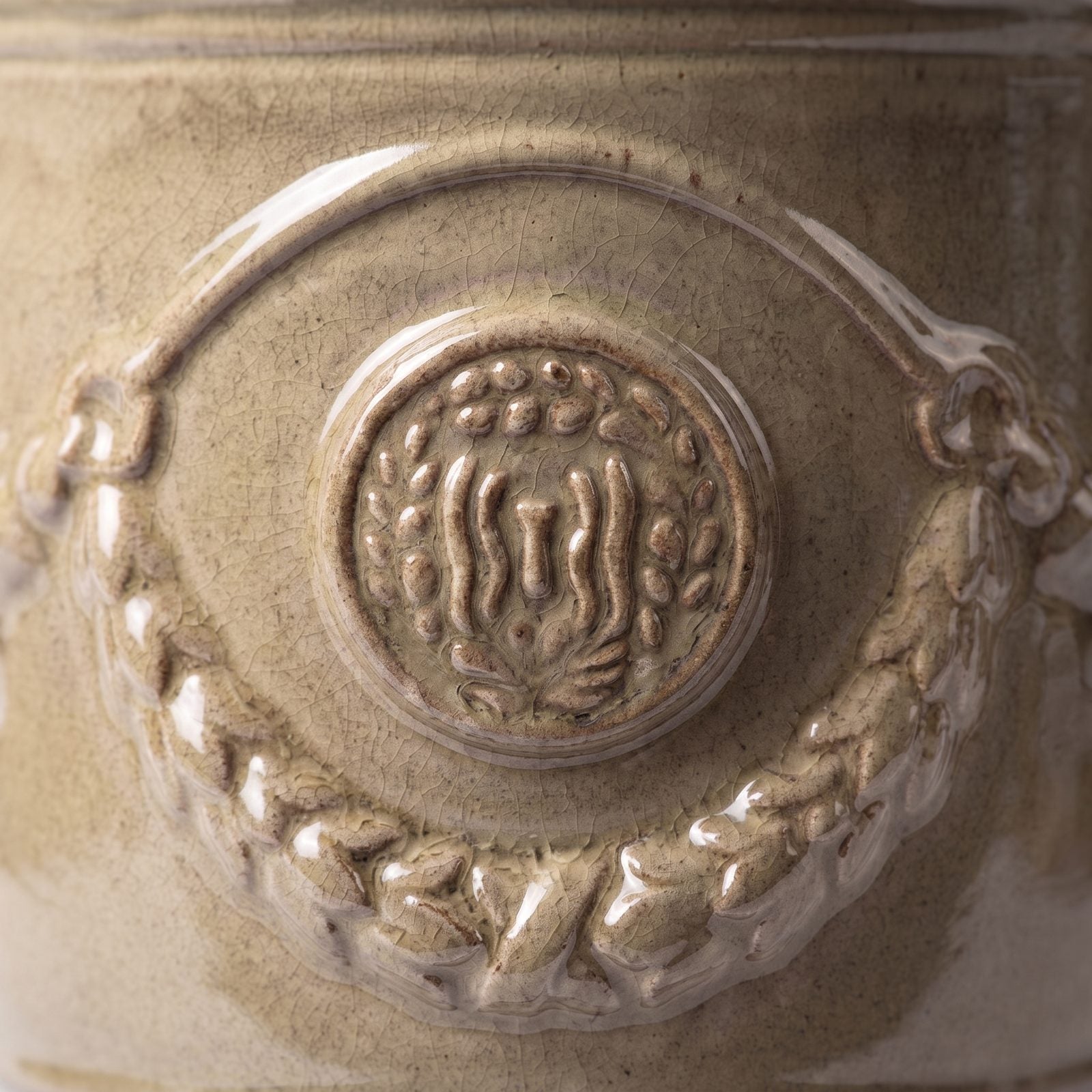 Detail glazury Pískovaný bronz na girlandě a pečeti květináče RICHELIEU